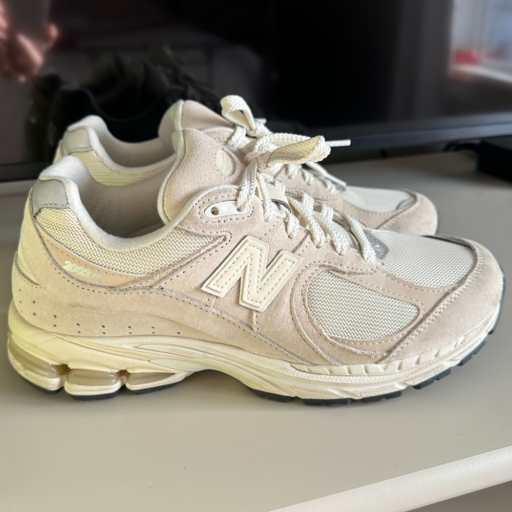 ✨ New Balance 2002R “Cream / Rain Cloud” – Women’s 8.5 / Men’s 7